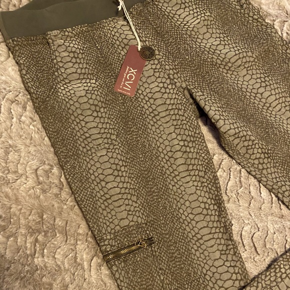 **NEW** XCVI Python Print Cargo Style Leggings - Picture 2 of 15